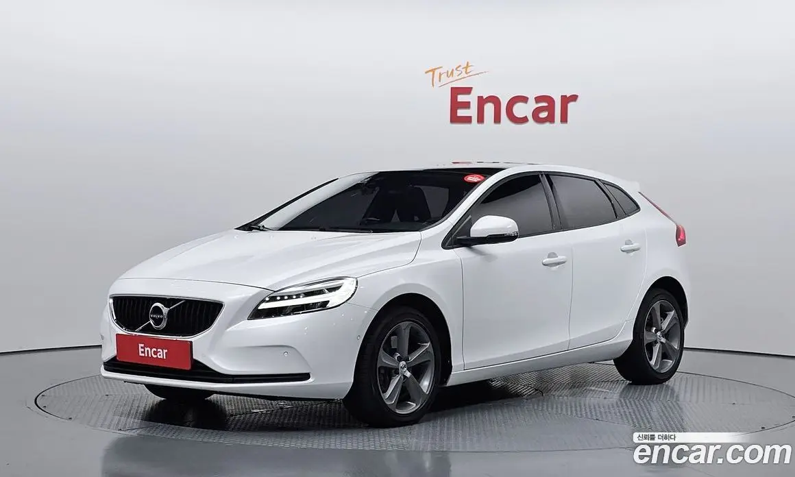 Volvo V40 2016 2.0 автомат (гидро), фото 1 Volvo V40 2016 2.0 автомат (гидро), фото 1
