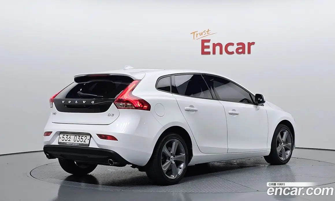 Volvo V40 2016 2.0 автомат (гидро), фото 2 Volvo V40 2016 2.0 автомат (гидро), фото 2