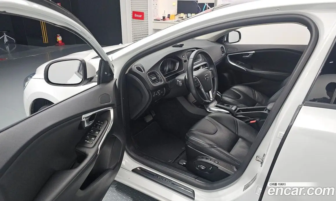 Volvo V40 2016 2.0 автомат (гидро), фото 13 Volvo V40 2016 2.0 автомат (гидро), фото 13