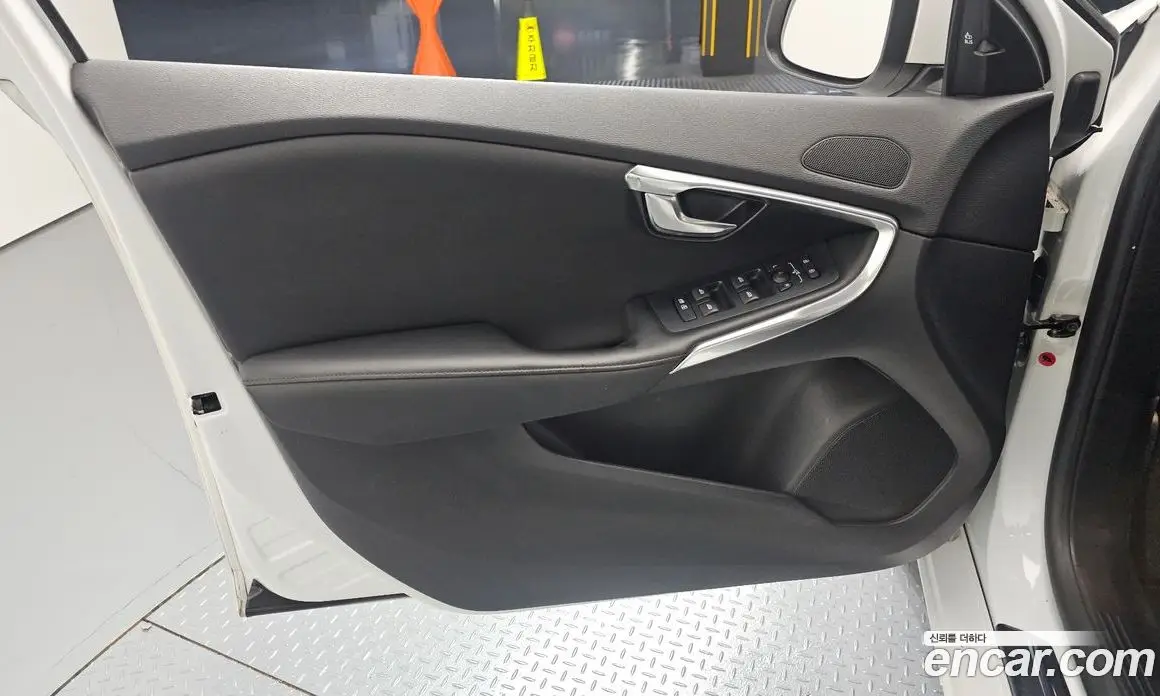 Volvo V40 2016 2.0 автомат (гидро), фото 14 Volvo V40 2016 2.0 автомат (гидро), фото 14