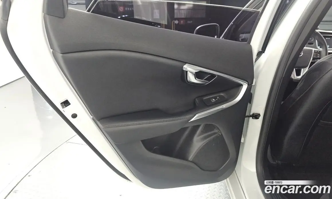 Volvo V40 2016 2.0 автомат (гидро), фото 15 Volvo V40 2016 2.0 автомат (гидро), фото 15