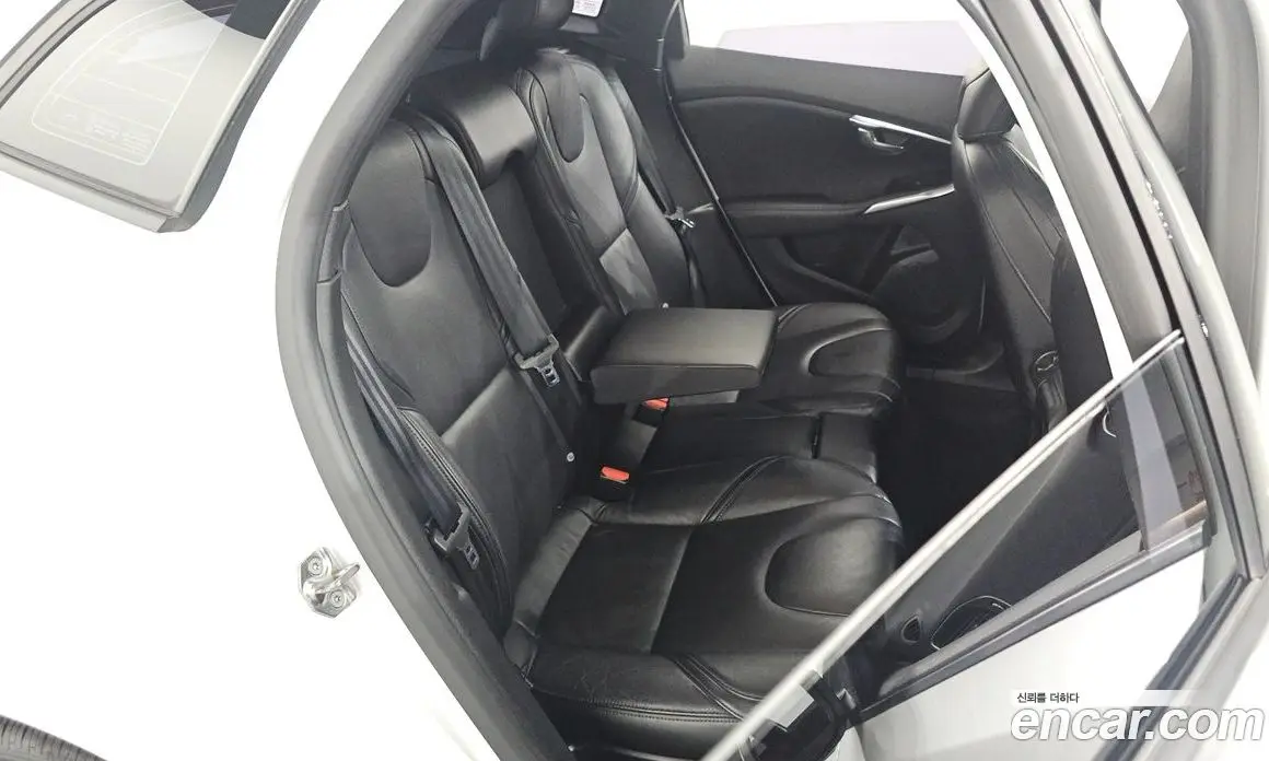 Volvo V40 2016 2.0 автомат (гидро), фото 17 Volvo V40 2016 2.0 автомат (гидро), фото 17