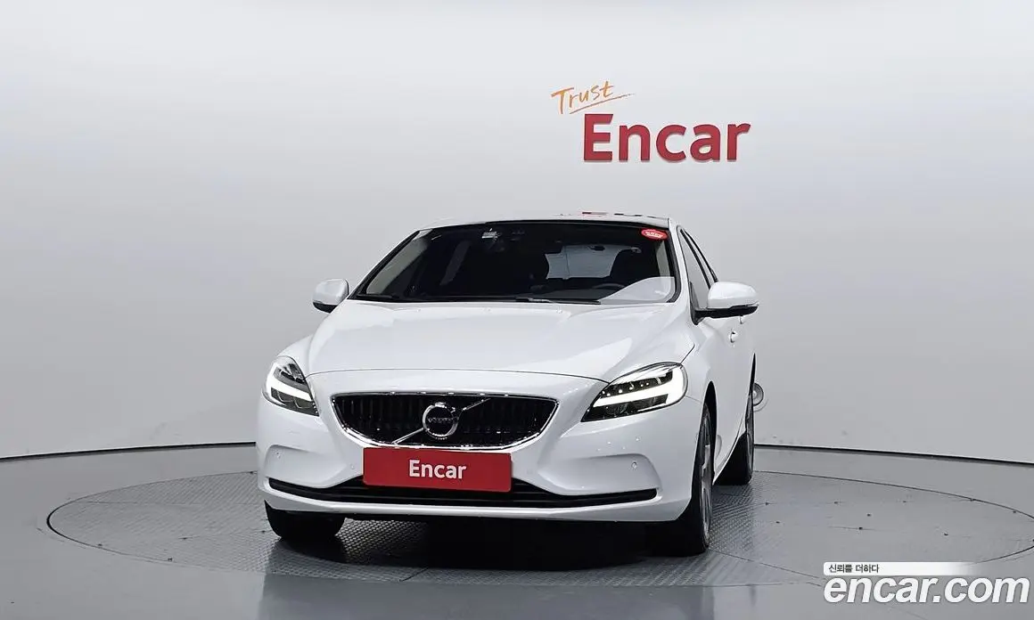 Volvo V40 2016 2.0 автомат (гидро), фото 3 Volvo V40 2016 2.0 автомат (гидро), фото 3