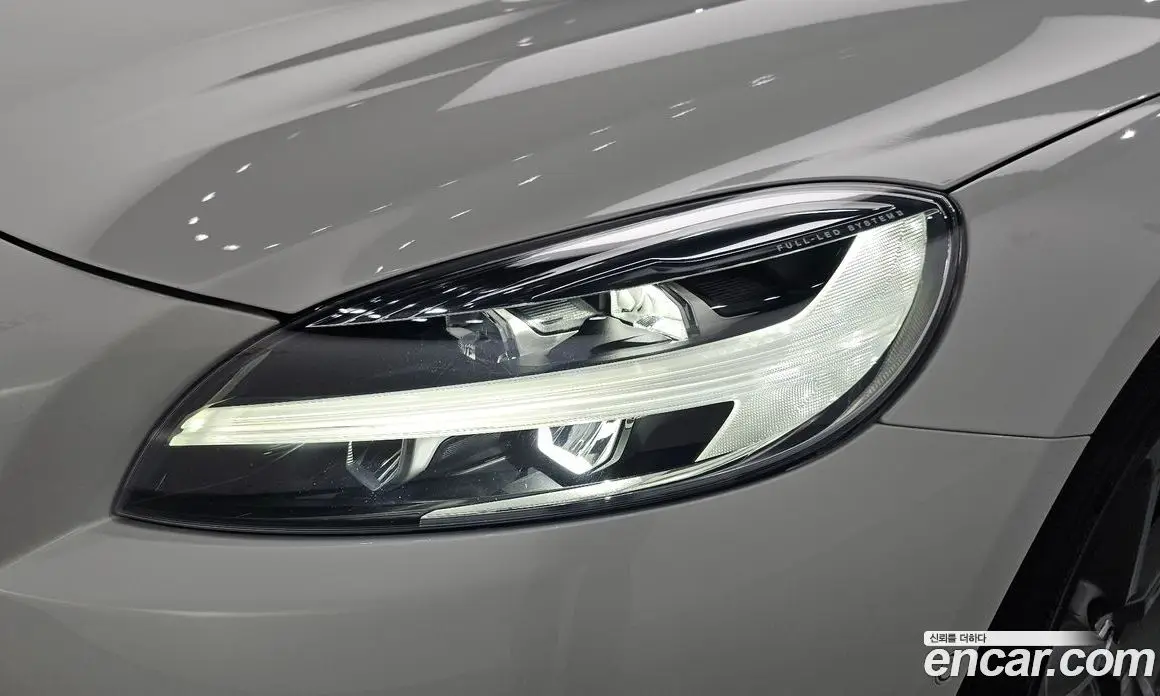 Volvo V40 2016 2.0 автомат (гидро), фото 8 Volvo V40 2016 2.0 автомат (гидро), фото 8