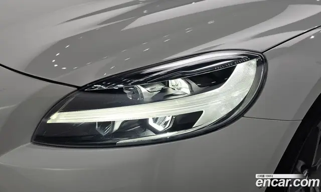 Volvo V40 2016 2.0 автомат (гидро), миниатюра 8 Volvo V40 2016 2.0 автомат (гидро), миниатюра 8