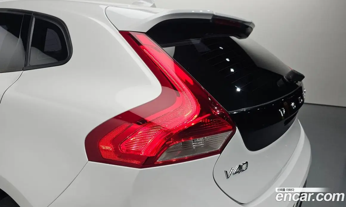 Volvo V40 2016 2.0 автомат (гидро), фото 9 Volvo V40 2016 2.0 автомат (гидро), фото 9