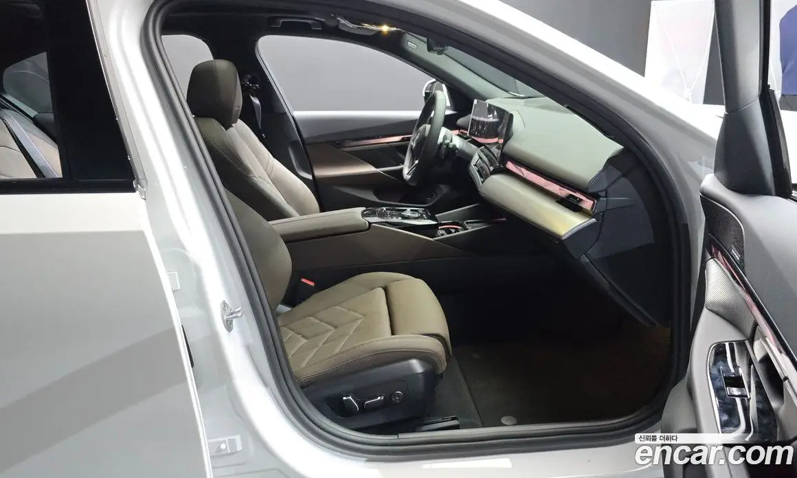 BMW 5 серия 2025 2.0 автомат (гидро), фото 16