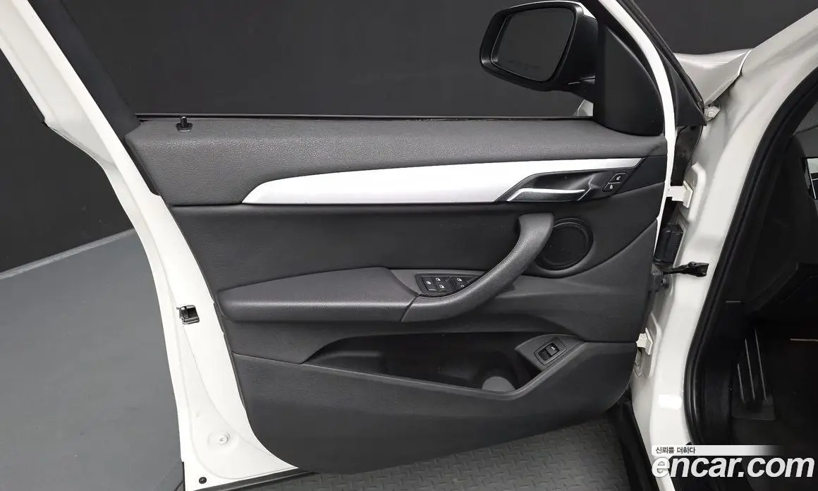 BMW X1 2018 2.0 автомат (гидро), фото 13