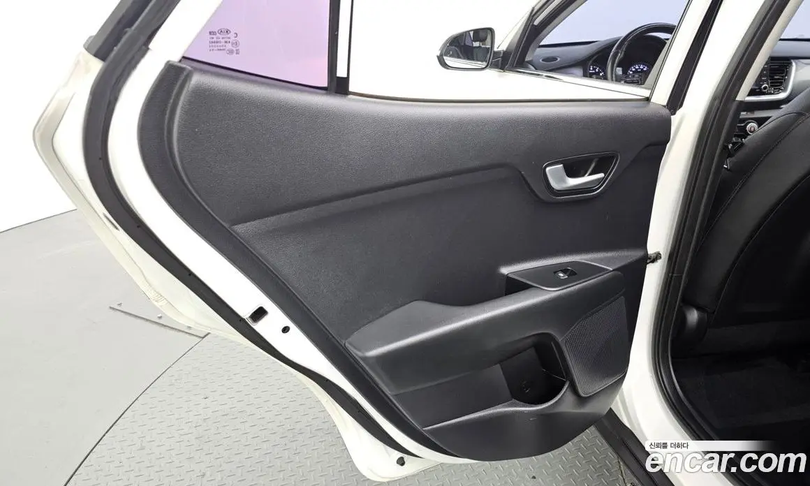 Kia Stonic 2018 1.4 автомат (гидро), фото 15