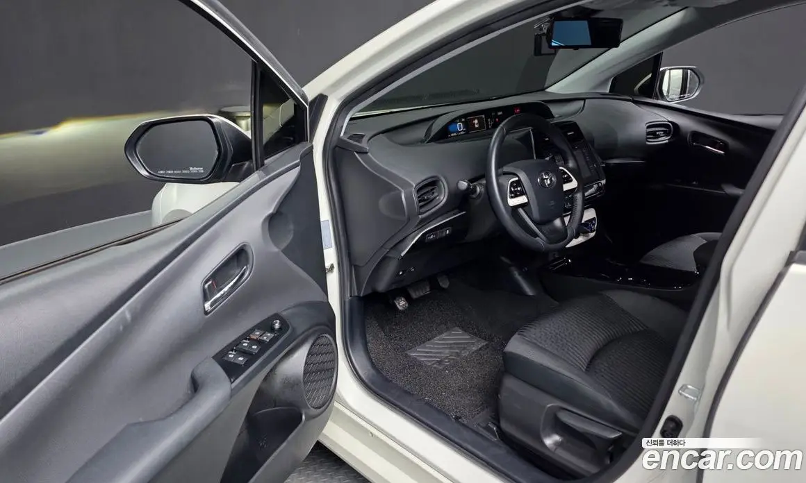 Toyota Prius 2017 1.8 автомат (гидро), фото 13