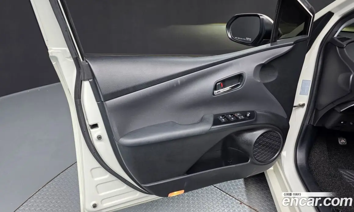 Toyota Prius 2017 1.8 автомат (гидро), фото 14