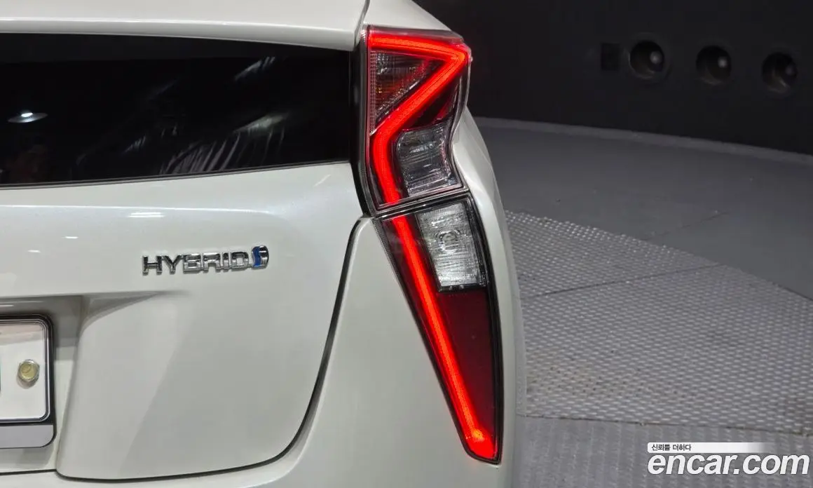 Toyota Prius 2017 1.8 автомат (гидро), фото 9