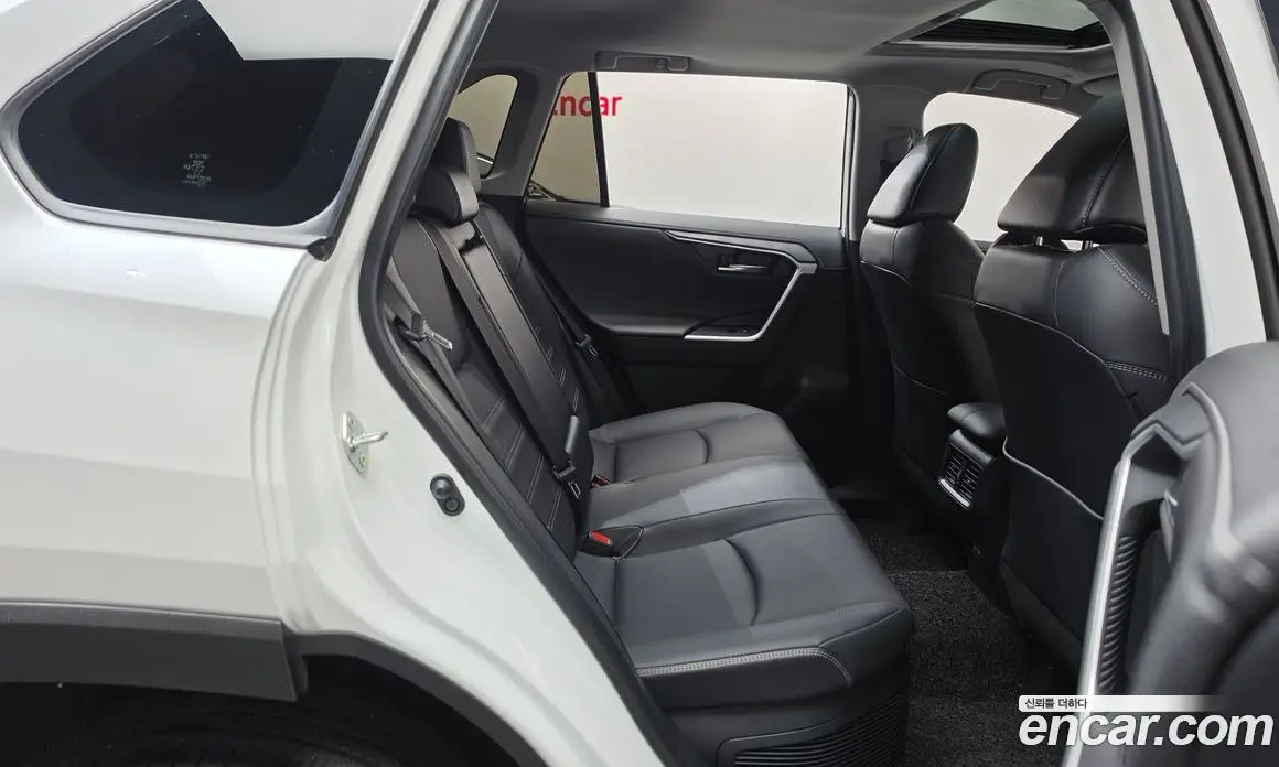 Toyota RAV4 2025 2.5 автомат (гидро), фото 12 Toyota RAV4 2025 2.5 автомат (гидро), фото 12