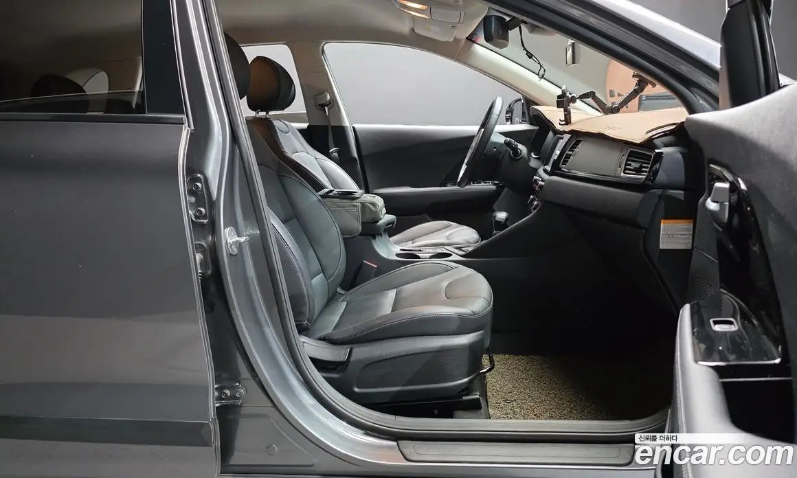 Kia Niro 2016 1.6 автомат (гидро), фото 16 Kia Niro 2016 1.6 автомат (гидро), фото 16