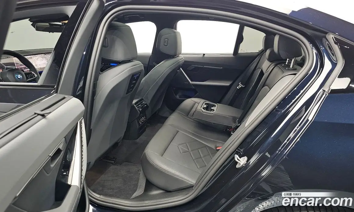 BMW 5 серия 2025 2.0 автомат (гидро), фото 16 BMW 5 серия 2025 2.0 автомат (гидро), фото 16