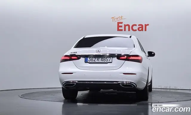 Mercedes-Benz E-Class 2022 2.0 автомат (гидро), миниатюра 3