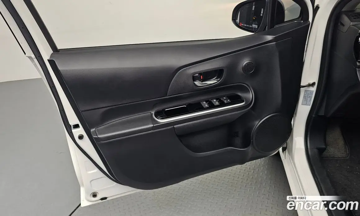 Toyota Prius 2019 1.5 автомат (гидро), фото 14 Toyota Prius 2019 1.5 автомат (гидро), фото 14