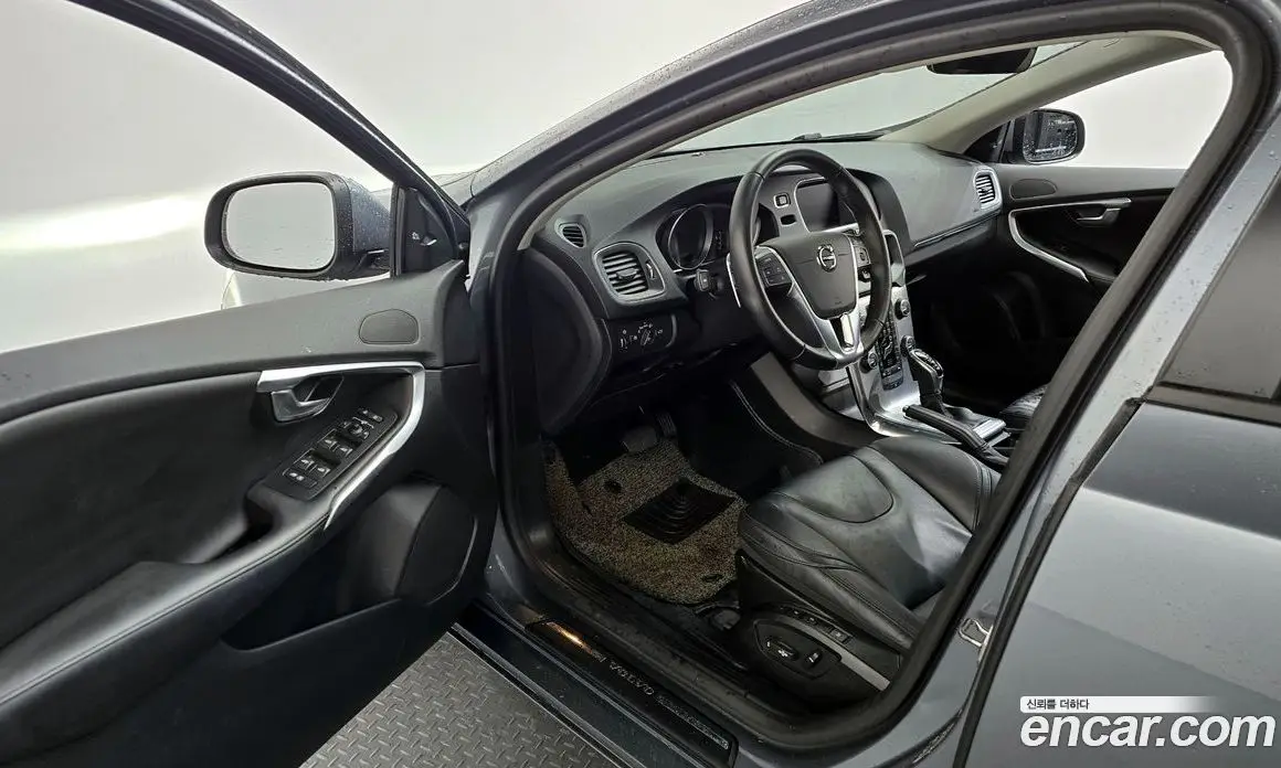 Volvo V40 2018 2.0 автомат (гидро), фото 13 Volvo V40 2018 2.0 автомат (гидро), фото 13