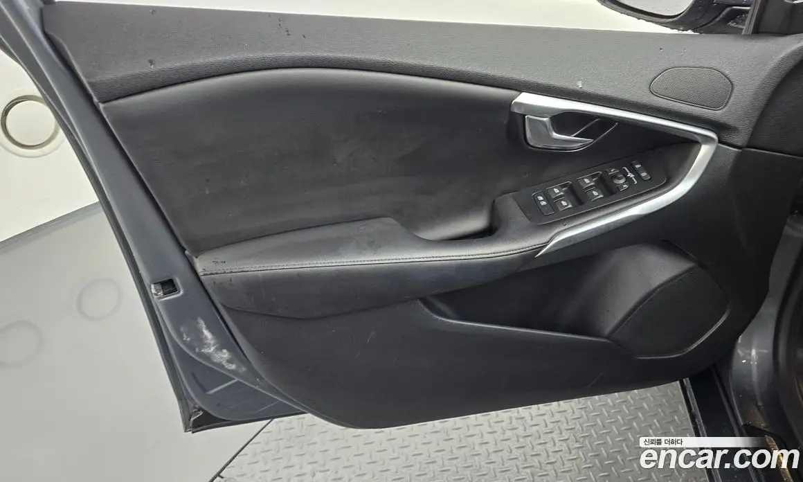 Volvo V40 2018 2.0 автомат (гидро), фото 14 Volvo V40 2018 2.0 автомат (гидро), фото 14