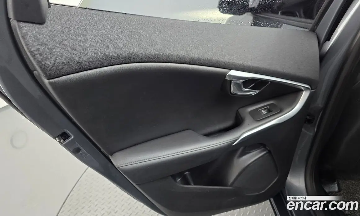 Volvo V40 2018 2.0 автомат (гидро), фото 15 Volvo V40 2018 2.0 автомат (гидро), фото 15