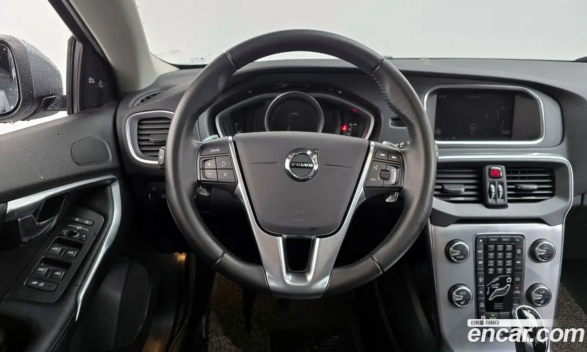 Volvo V40 2018 2.0 автомат (гидро), фото 19 Volvo V40 2018 2.0 автомат (гидро), фото 19