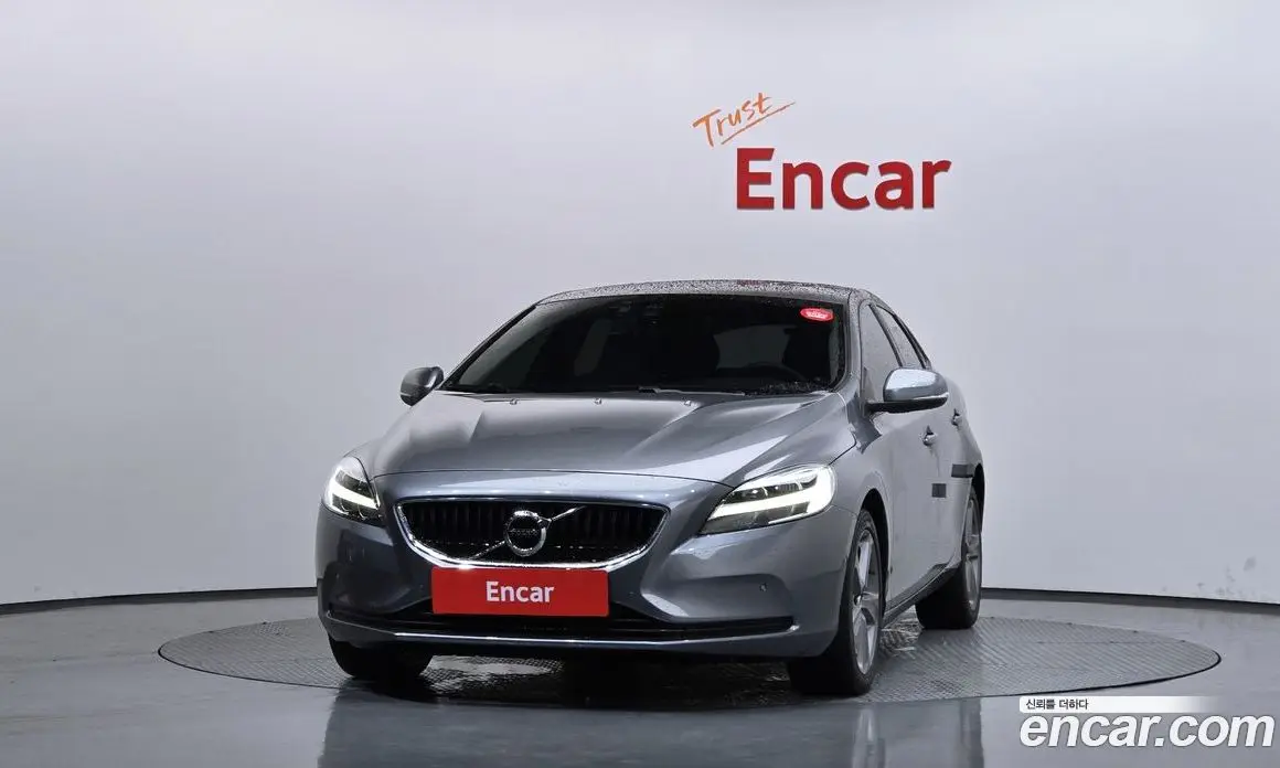 Volvo V40 2018 2.0 автомат (гидро), фото 3 Volvo V40 2018 2.0 автомат (гидро), фото 3
