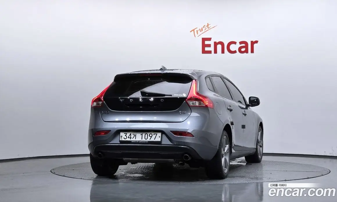 Volvo V40 2018 2.0 автомат (гидро), фото 4 Volvo V40 2018 2.0 автомат (гидро), фото 4
