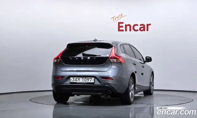 Volvo V40 2018 2.0 автомат (гидро), миниатюра 4 Volvo V40 2018 2.0 автомат (гидро), миниатюра 4