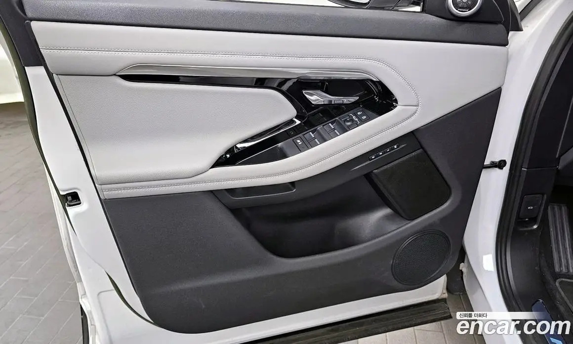 Land Rover Range Rover Evoque 2023 2.0 автомат (гидро), фото 14
