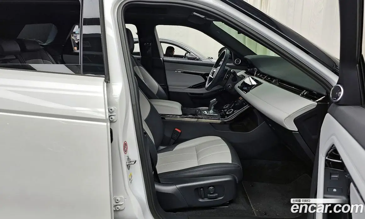 Land Rover Range Rover Evoque 2023 2.0 автомат (гидро), фото 17