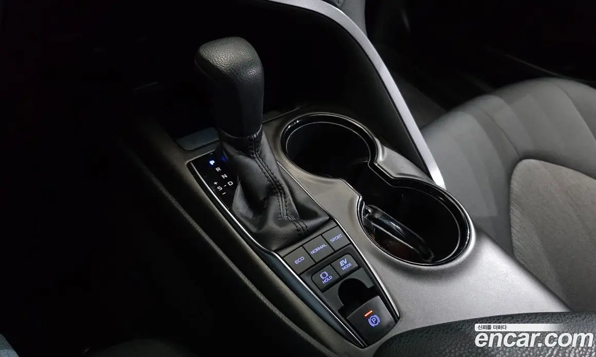Toyota Camry 2022 2.5 автомат (гидро), фото 12
