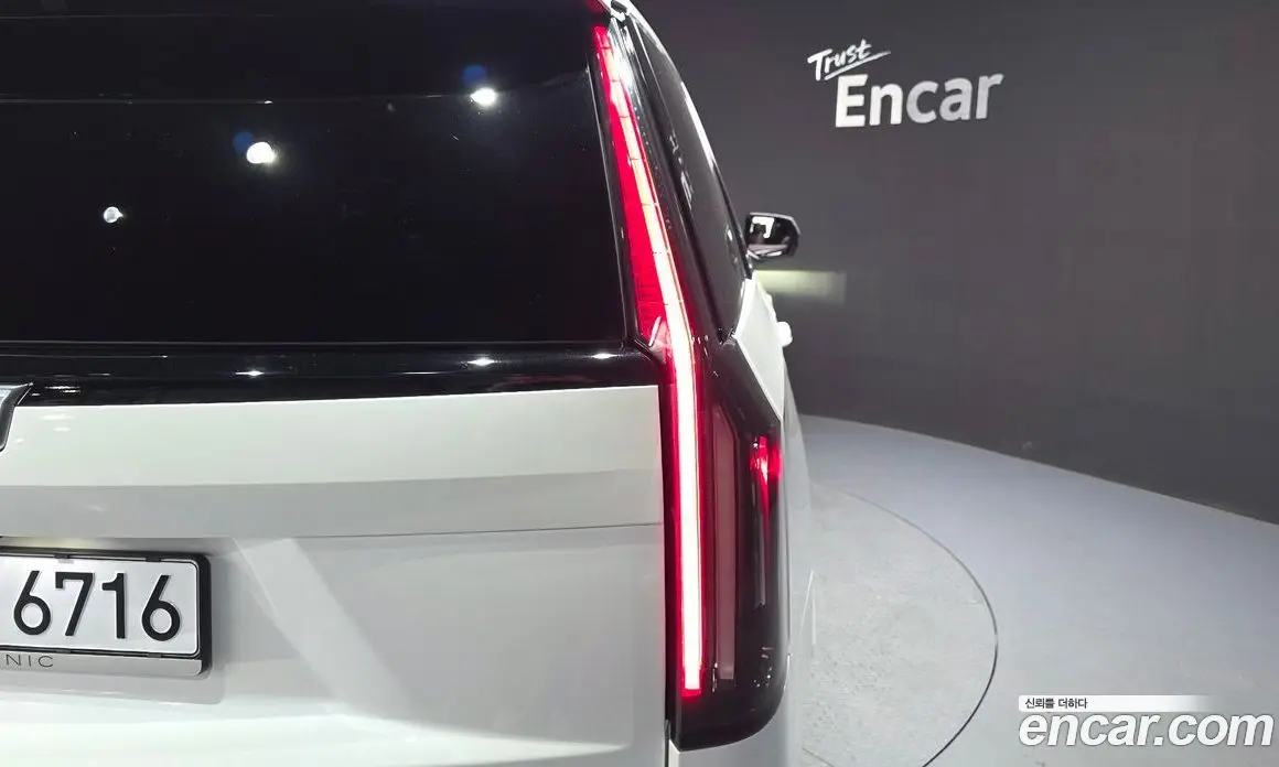 Cadillac Escalade 2023 6.2 автомат (гидро), фото 9