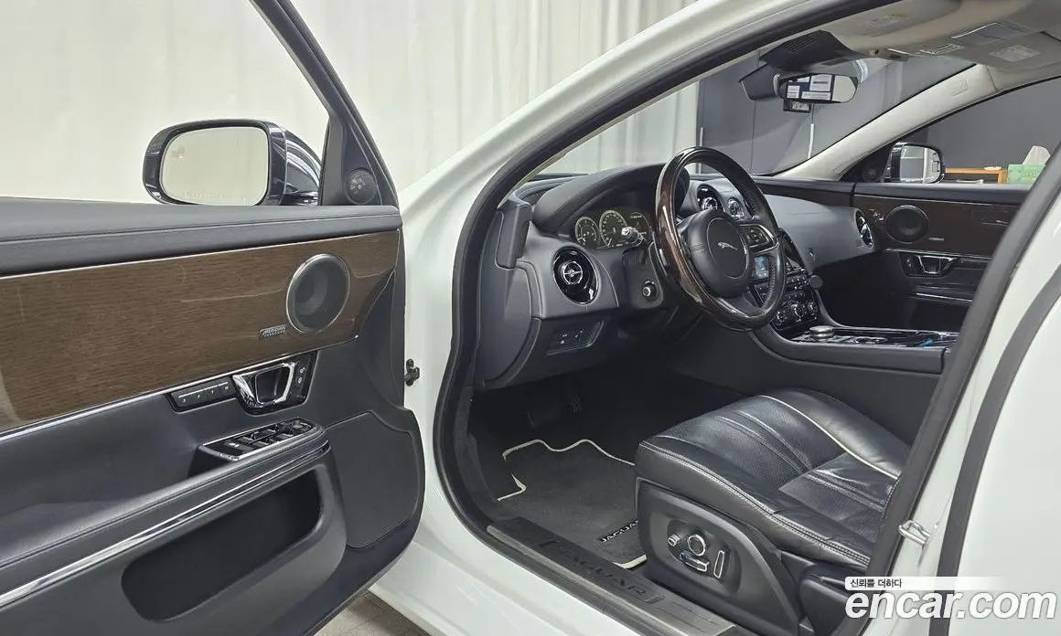 Jaguar XJ 2018 3.0 автомат (гидро), фото 13