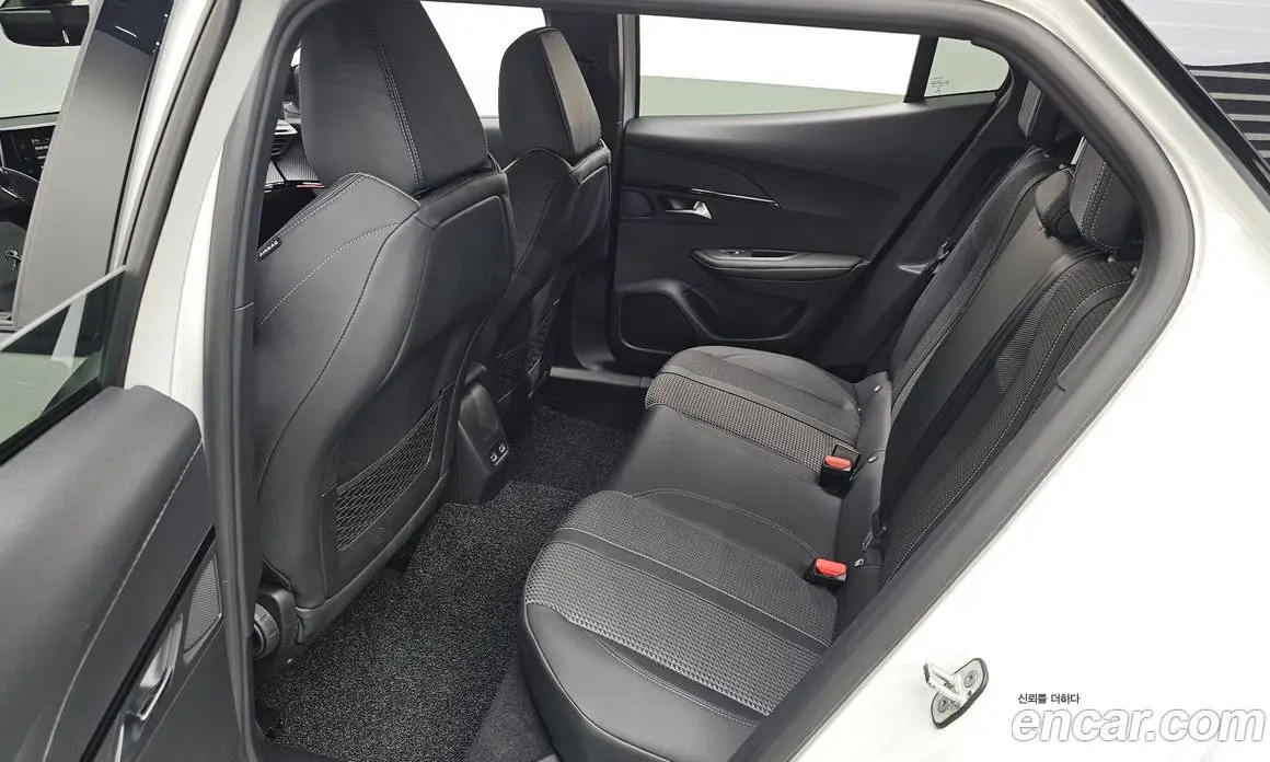Peugeot 2008 2023 0.1 автомат (гидро), фото 17 Peugeot 2008 2023 0.1 автомат (гидро), фото 17