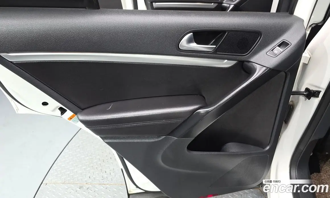 Volkswagen Tiguan 2012 2.0 автомат (гидро), фото 14