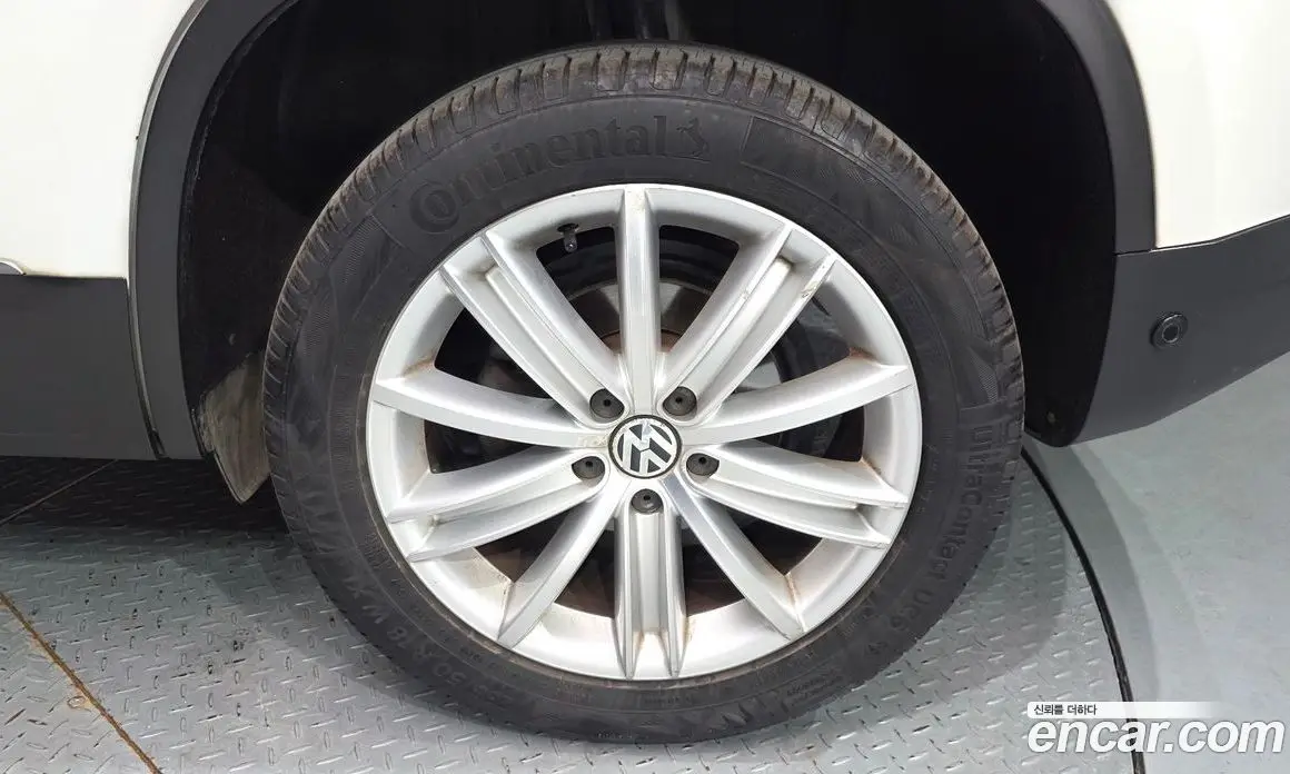 Volkswagen Tiguan 2012 2.0 автомат (гидро), фото 6