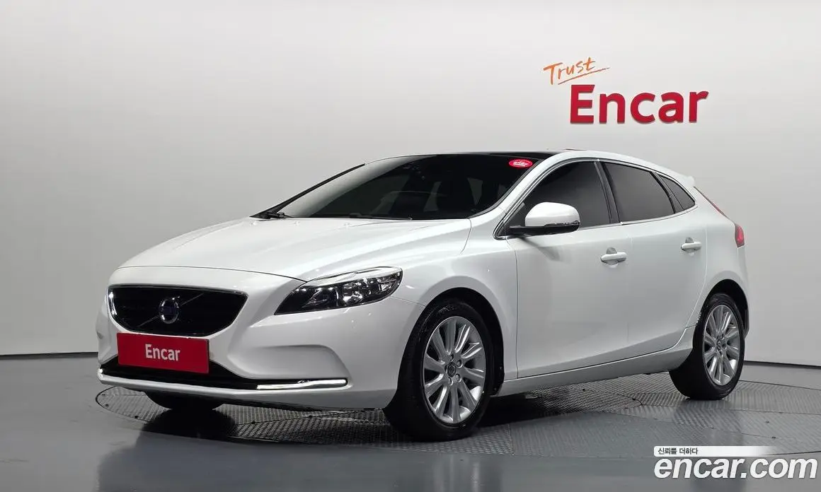 Volvo V40 2016 2.0 автомат (гидро), фото 1 Volvo V40 2016 2.0 автомат (гидро), фото 1