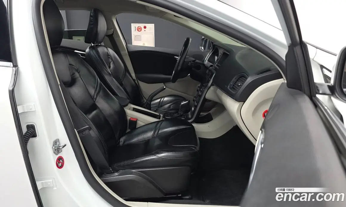 Volvo V40 2016 2.0 автомат (гидро), фото 11 Volvo V40 2016 2.0 автомат (гидро), фото 11