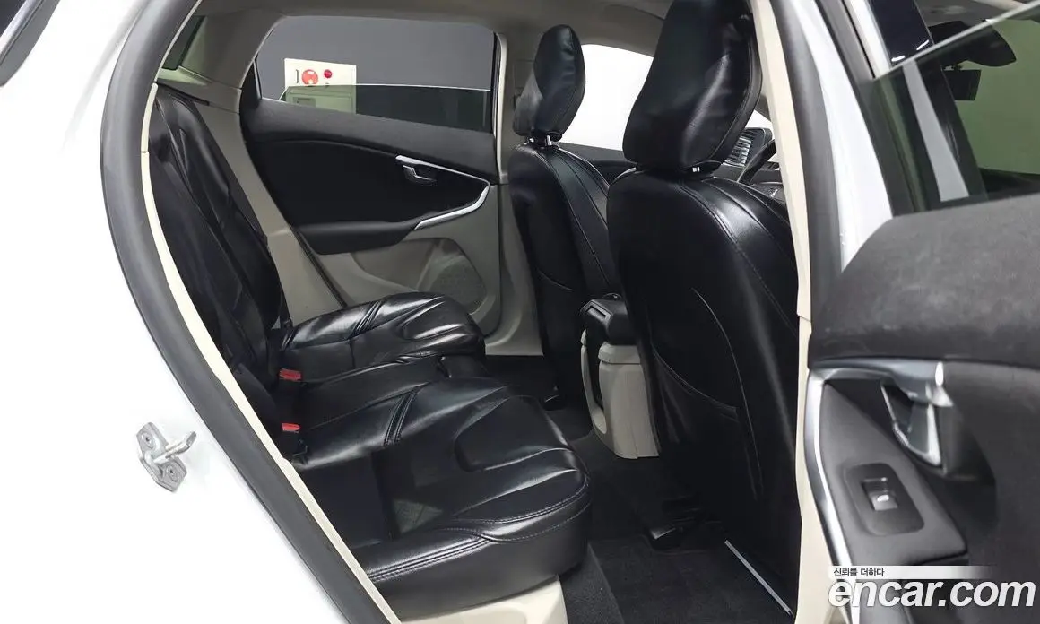 Volvo V40 2016 2.0 автомат (гидро), фото 12 Volvo V40 2016 2.0 автомат (гидро), фото 12