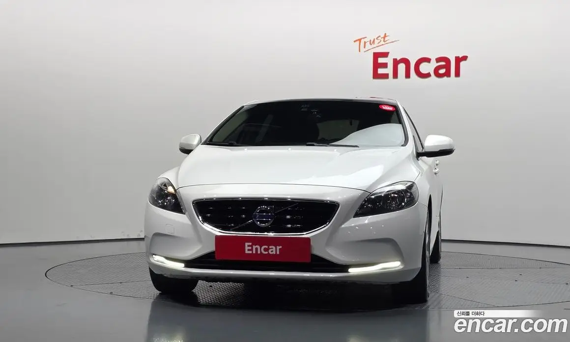 Volvo V40 2016 2.0 автомат (гидро), фото 3 Volvo V40 2016 2.0 автомат (гидро), фото 3