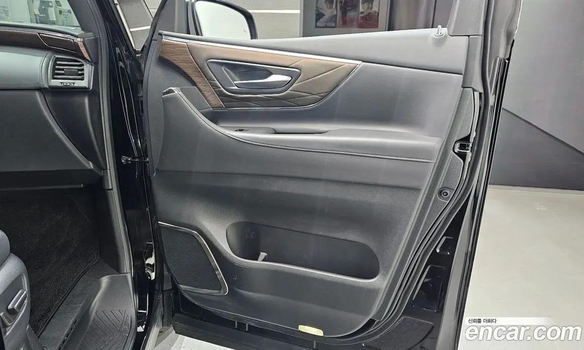 Toyota Alphard 2023 2.5 автомат (гидро), фото 15