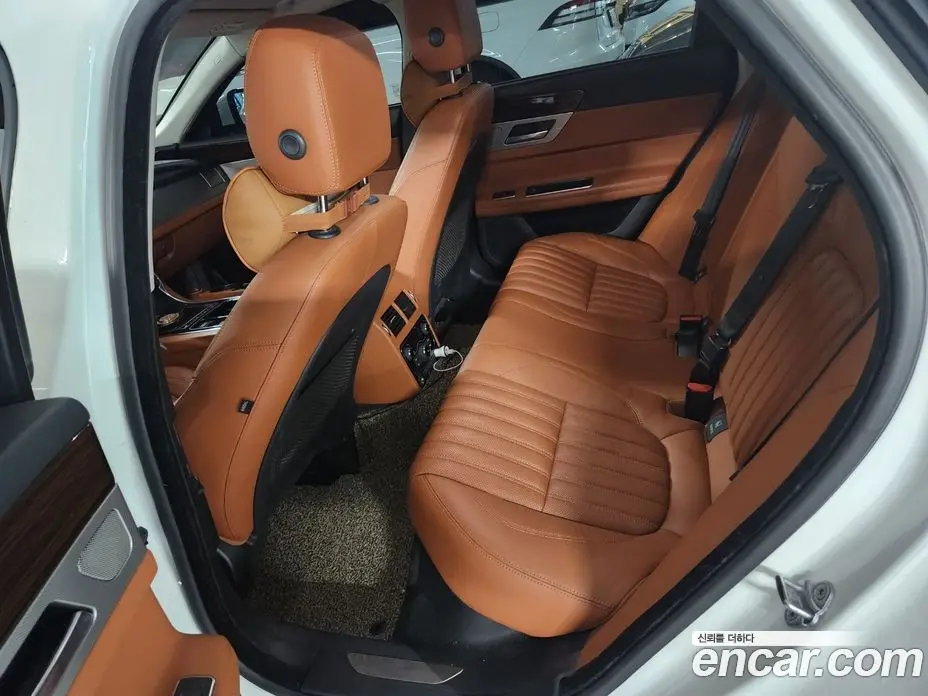 Jaguar XF 2016 2.0 автомат (гидро), фото 12 Jaguar XF 2016 2.0 автомат (гидро), фото 12