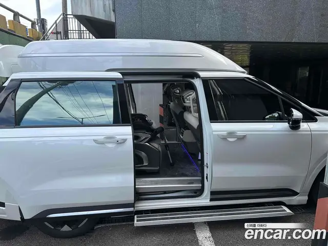 Kia Carnival 2024 2.2 автомат (гидро), миниатюра 3