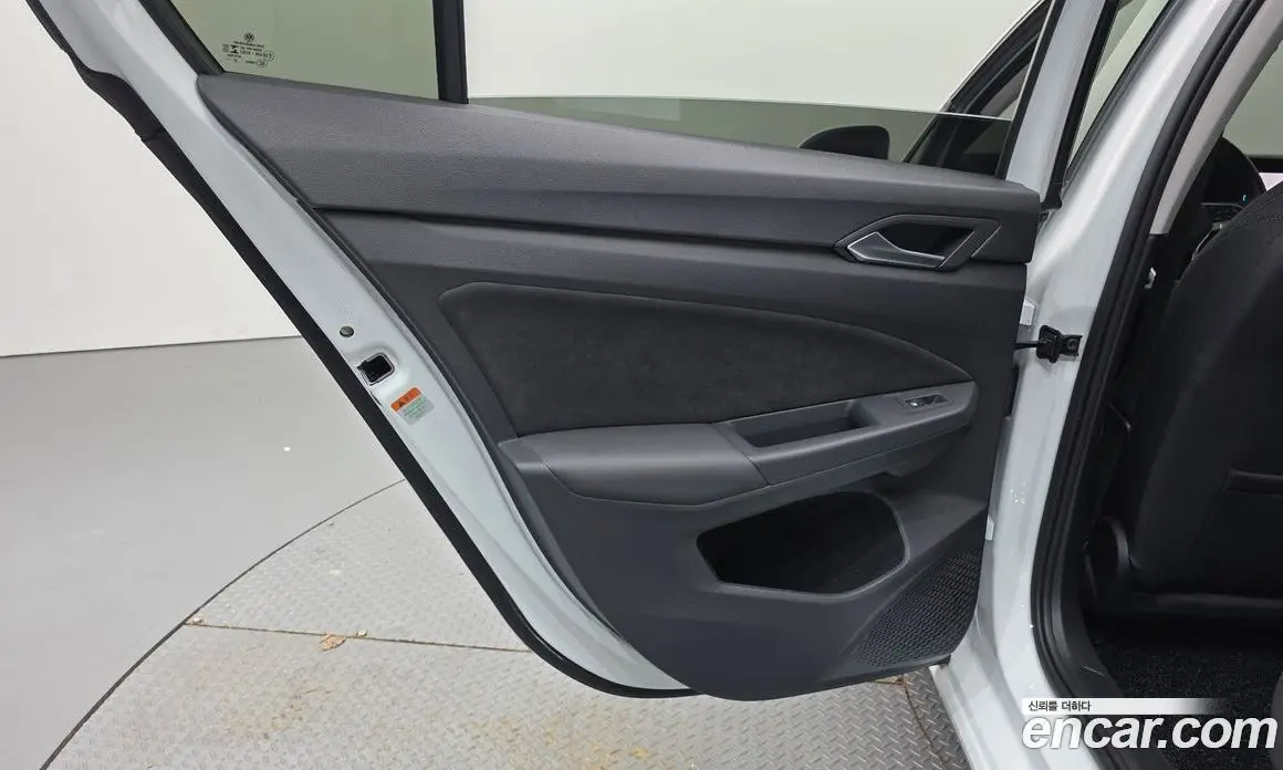 Volkswagen Golf 2023 2.0 автомат (гидро), фото 15 Volkswagen Golf 2023 2.0 автомат (гидро), фото 15