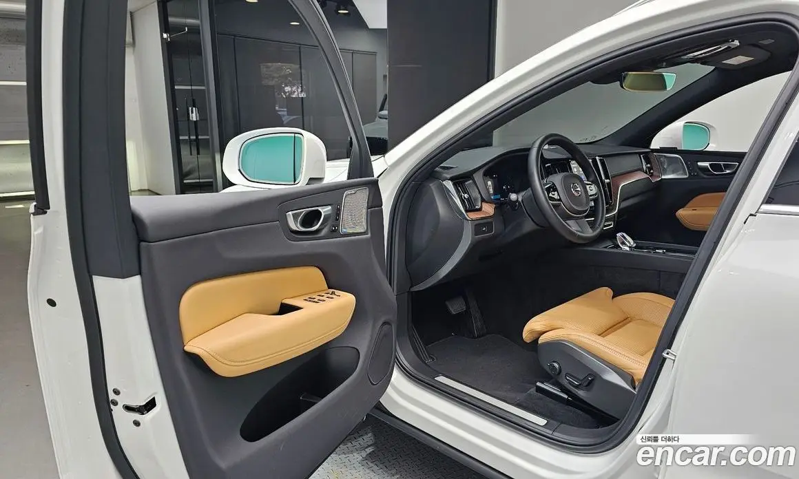 Volvo XC60 2023 2.0 автомат (гидро), фото 13