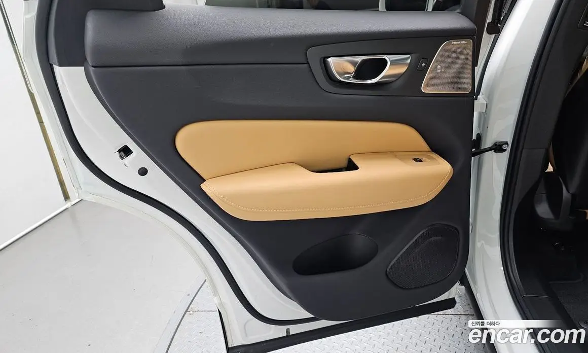 Volvo XC60 2023 2.0 автомат (гидро), фото 15