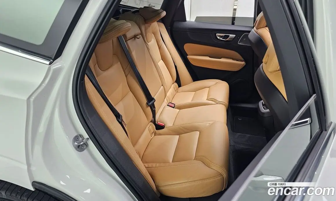 Volvo XC60 2023 2.0 автомат (гидро), фото 17