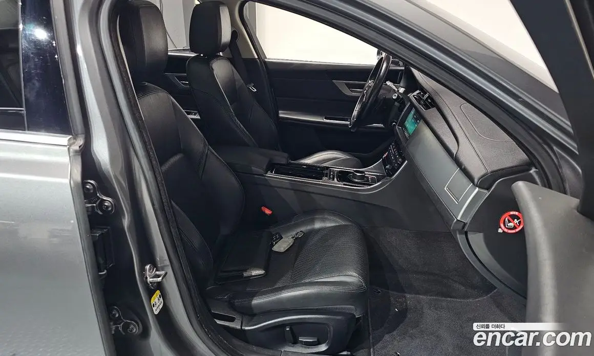 Jaguar XF 2017 2.0 автомат (гидро), фото 15 Jaguar XF 2017 2.0 автомат (гидро), фото 15