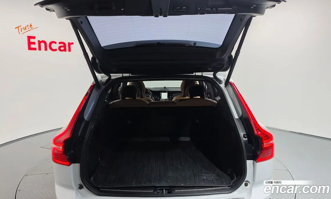 Volvo XC60 2018 2.0 автомат (гидро), фото 18 Volvo XC60 2018 2.0 автомат (гидро), фото 18