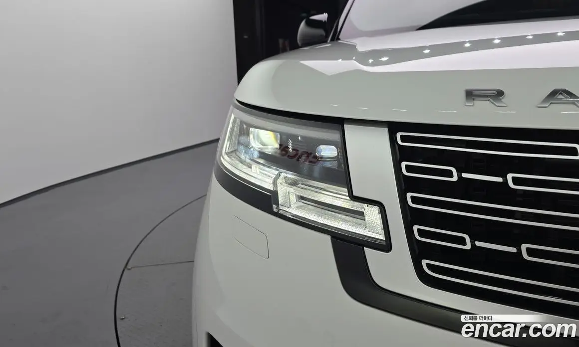 Land Rover Range Rover 2024 4.4 автомат (гидро), фото 8